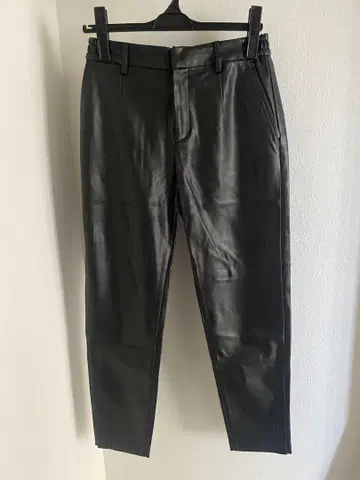 블랙 레더 슬림핏 팬츠