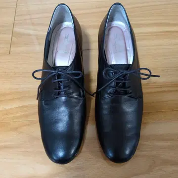 토끼야 사이즈 24cm 일본제 블랙 레이스업 펌프스 중간 힐