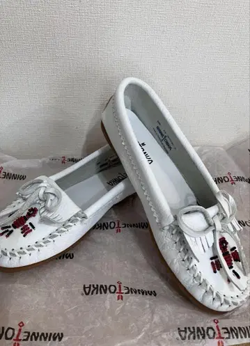 MINNETONKA 화이트 모카신 썬더버드 비즈 사이즈 6.5