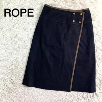 ROPE 블랙 컬러 무릎 기장 랩스커트