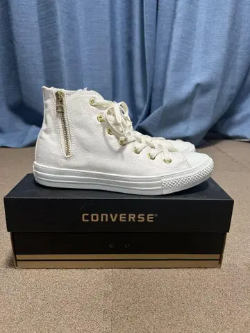 CONVERSE의 하이컷 스니커즈