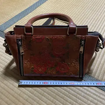 꽃무늬 엠보싱 숄더백 브라운