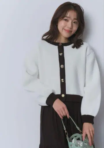새상품 저스길리티 샤이니 멀티 버튼 가디건 화이트 블랙 미카 씨