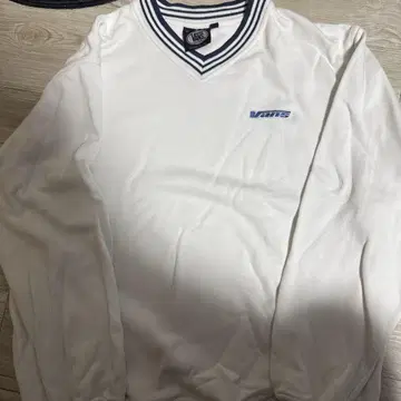 VANS 화이트 V넥 트레이닝복
