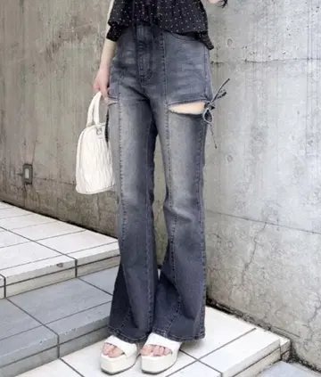 INGNI 사이드 리본 컷 아웃 플레어 데님 팬츠