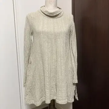 우사토 의류 아이보리 터틀넥 A라인 상의