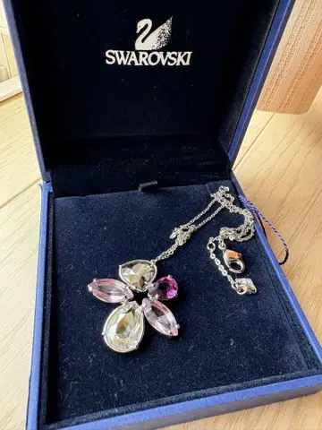 Swarovski 플라워 모티브 목걸이