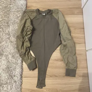 MOUSSY 카키 긴팔 바디수트