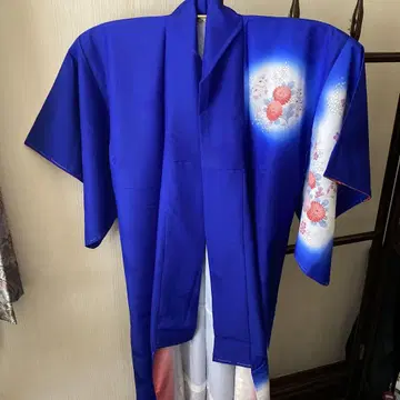 진한 블루 꽃무늬 기모노
