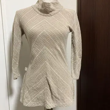 우사토 의류 베이지 터틀넥 긴팔 상의
