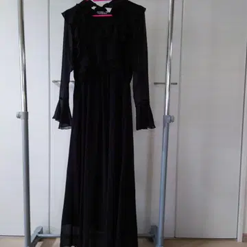 프릴 달린 블랙 맥시 드레스