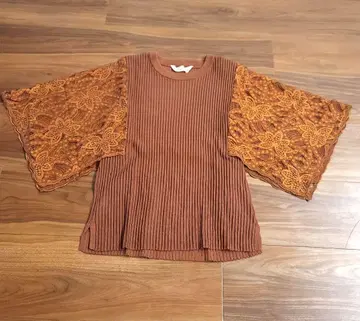 [ 미사용 ] 디자인 레이스 티셔츠 니트 카멜색