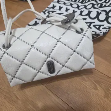 마크 제이콥스 화이트 퀼팅 핸드백