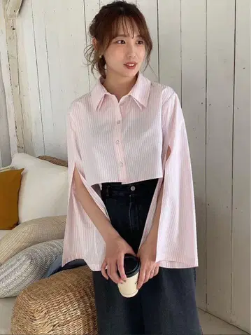새상품 dazzlin 슬릿 슬리브 크롭 셔츠