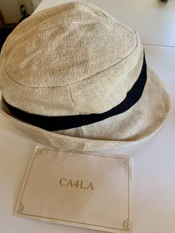 CA4LA 블랙 리본이 달린 베이지 모자