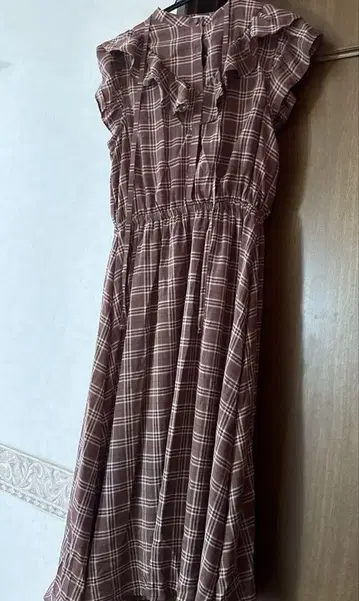 브라운 계열 체크 프릴 슬리브리스 원피스