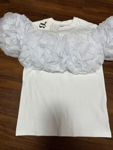 bibiy. 택 포함 미사용 새상품 프릴 퍼프 슬리브 화이트 T셔츠