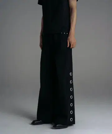 스터드 장식 블랙 데님 와이드 팬츠