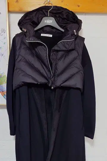 후드 부착 다운 베스트와 롱 코트 세트
