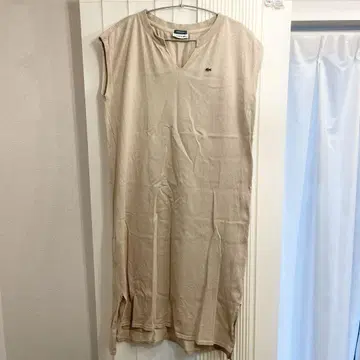 LACOSTE 베이지 V넥 슬리브리스 원피스