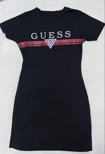 GUESS 블랙 타이트 핏 T셔츠