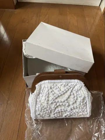 FRAY ID 프레이 아이디어 비즈 자수 화이트 클러치백