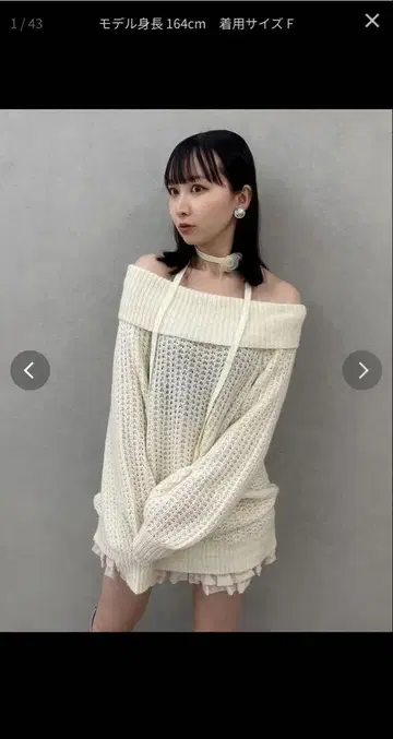 dazzlin 와플 오프숄더 코사지 니트 화이트