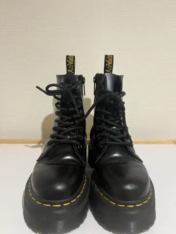 새상품급 Dr. Martens 통굽 부츠 JADON 8홀 부츠 블랙