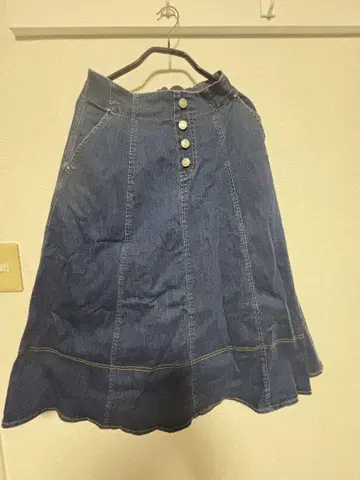 데님 블루 버튼 플레어 스커트
