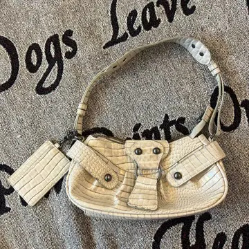 URBAN OUTFITTERS 아이보리 크로커다일풍 핸드백