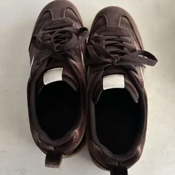 GU 브라운 스웨이드 스니커즈