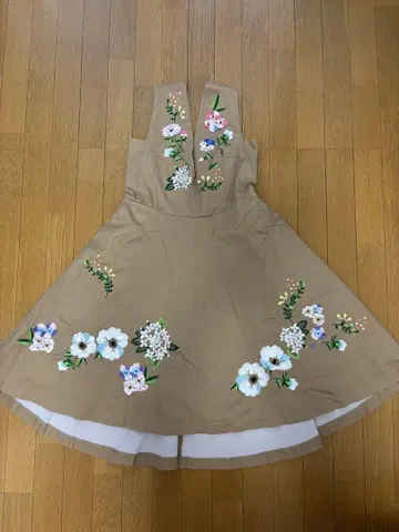 꽃무늬 자수 슬리브리스 원피스