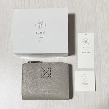 [ russet ] 모노그램 플레이트 하프 월렛 이단 접이식 지갑