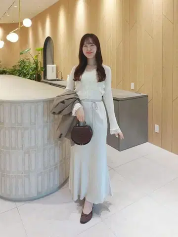 코코딜 택 포함 새상품 S 사이즈 새틴 내로우 스커트 그레이지