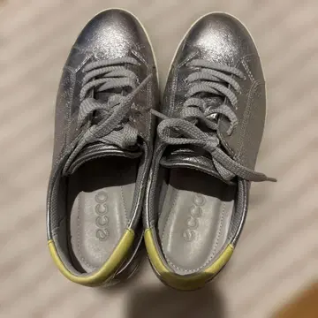 ECCO 메탈릭 실버 스니커즈