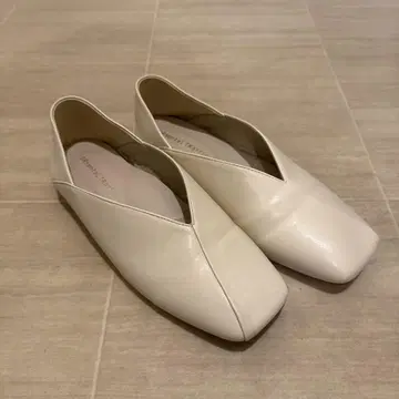 화이트 가죽 플랫슈즈 V컷