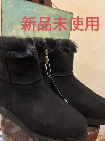 퍼 달린 블랙 어그 부츠