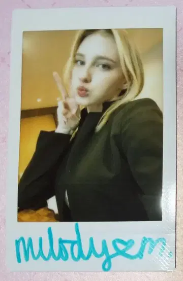 멜로디 히나 마스크 친필 사인 포함 폴라로이드 1