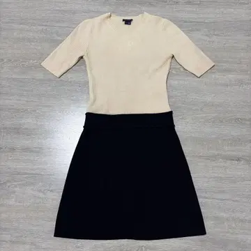 베이지 반팔 상의와 블랙 플레어 스커트