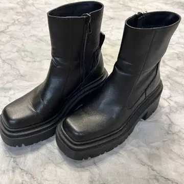 [ 새상품급 ] ZARA 트랙 밑창 숏부츠 23.5cm 스퀘어토