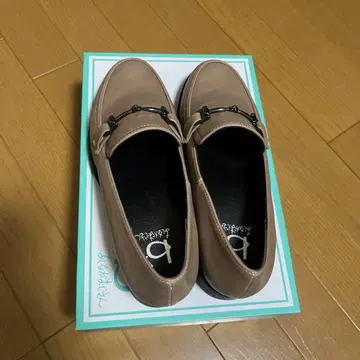 베이지 로퍼 금속제 밴딩 포함