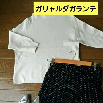 개럴개런트 화이트 상의 볼트넥