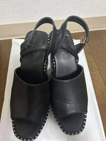 검은색 오픈토 하이힐 샌들