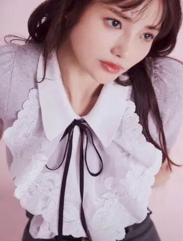 SNIDEL 프릴이 달린 그레이와 화이트의 반팔 니트탑