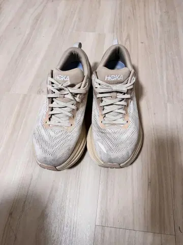 HOKA 베이지 러닝화