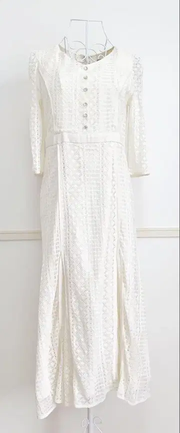 화이트 레이스 무늬 롱 원피스 7부 소매
