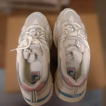 FILA 베이지/화이트 스니커즈
