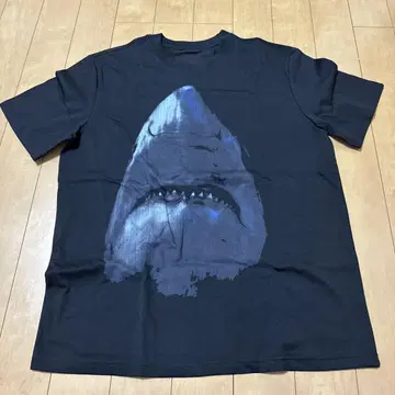 상어 프린트 블랙 T셔츠
