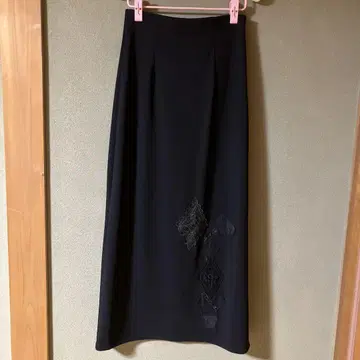 블랙 자수 타이트 스커트