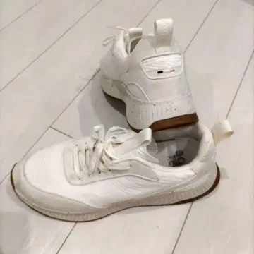 BOSS 화이트 스니커즈